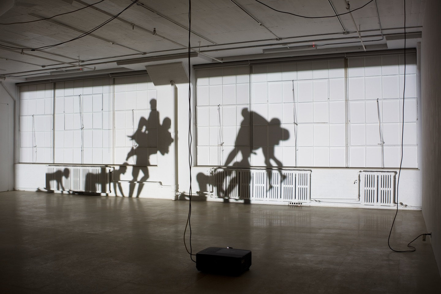 Paul Chan [Πωλ Τσαν], Sade for Sade's Sake [Ο Σαντ χάριν του Σαντ], 2009, ψηφιακή προβολή διάρκειας 5 ωρών και 45 λεπτών σε επανάληψη. Σκιαγραφημένες μορφές μαστιγώνονται και συνευρίσκονται σε ατέρμονο κύκλο τιμωρίας και ηδονής, εμπνευσμένο από τις Les 120 journées de Sodome [Οι 120 μέρες των Σοδόμων] του μαρκησίου ντε Σαντ. Οι σαδομαζοχιστικές πρακτικές αποδίδονται εδώ ως αφηρημένη χορογραφία μελών και κορμών, όπου το βίαιο και το ερωτικό συγχωνεύονται.