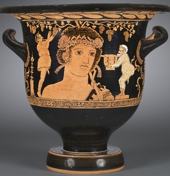 Ερυθρόμορφος κρατήρας από την Απουλία, Τhe Cleveland Museum of Art, 390-380 π.Χ. Η κεντρική μορφή που διακοσμεί τον κρατήρα είναι ο Διόνυσος, ο οποίος περιστοιχίζεται από δύο κωμικούς υποκριτές: Ο ένας υποδύεται έναν δούλο (αριστερά) και ο άλλος τον Σειληνό (δεξιά).