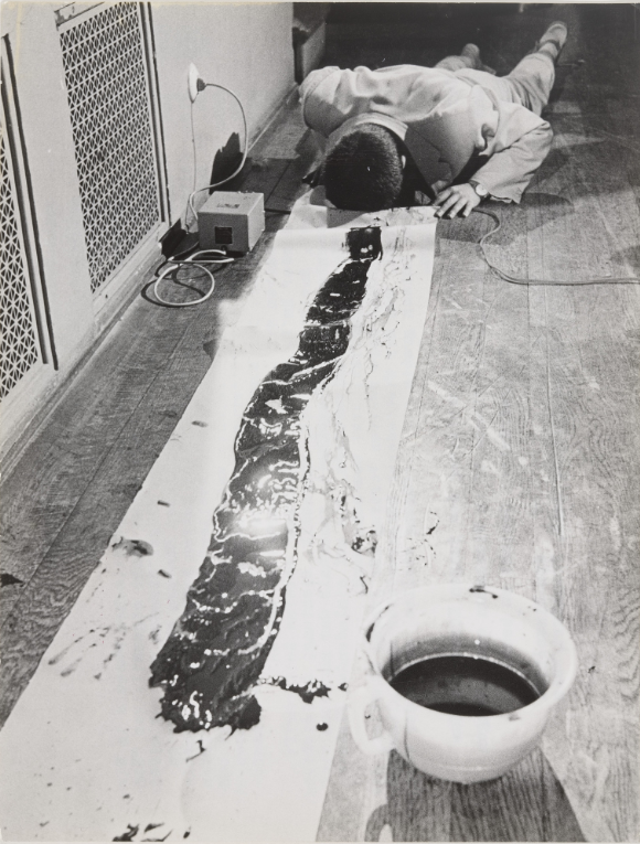 Στιγμιότυπο από την επιτέλεση του Nam-June Paik, Zen for Head, 1962. 