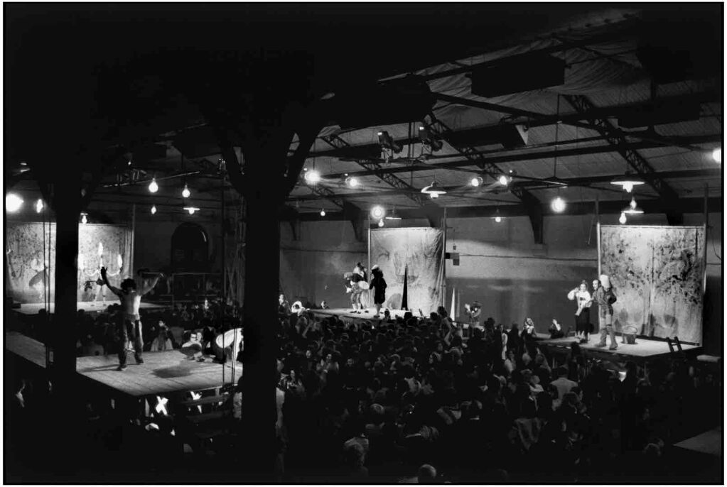 Η παράσταση 1789 (1970) της [[#Αριάν Μνουσκίν [Ariane Mnouchkine]#]] / [[#Θέατρο του Ήλιου#]] [Théâtre du Soleil], όπου το κοινό περιηγούταν σε πέντε διαφορετικούς χώρους δράσης.