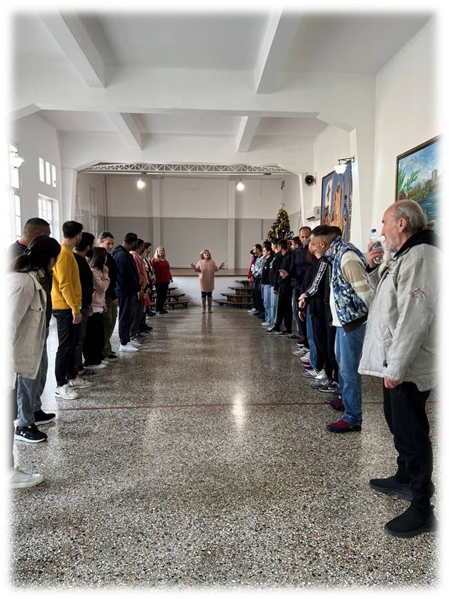 Ο εμψυχωτής / η εμψυχώτρια πρέπει να χαρακτηρίζεται από ευελιξία και να προσαρμόζεται στο εκάστοτε περιβάλλον. Η φωτογραφία από θεατροπαιδαγωγικό πρόγραμμα σε φυλακή του Τμήματος Θεατρικών Σπουδών του Πανεπιστημίου Πελοποννήσου.