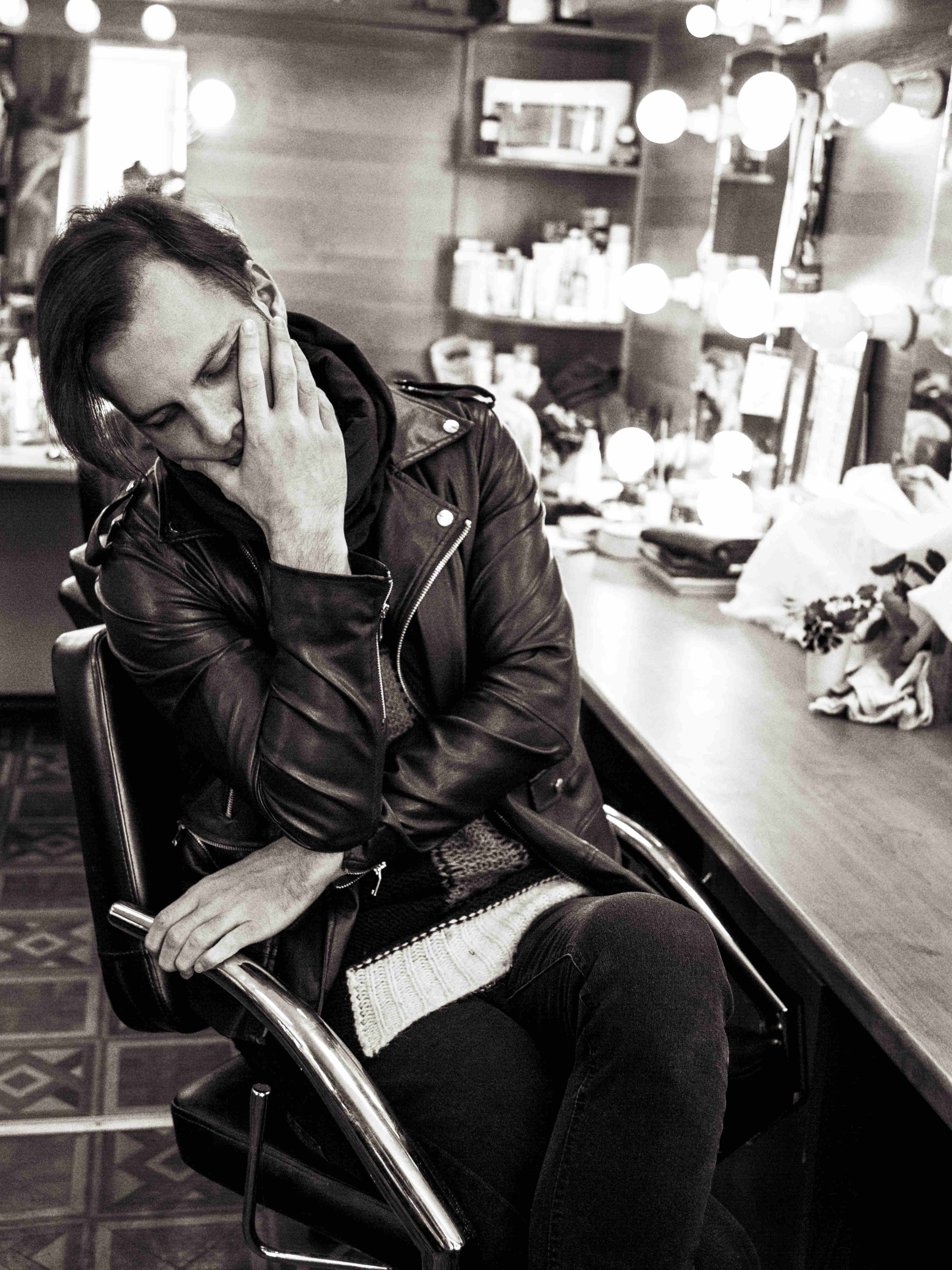 Ο αρχιμουσικός [[#Θεόδωρος Κουρεντζής [Teodor Currentzis]#]] στο&nbsp;καμαρίνι&nbsp;του. Φωτογραφία: [[#Olya Runyova [Όλια Ρουνιόβα]#]]