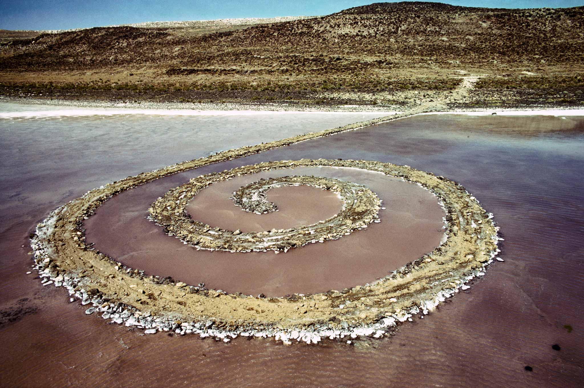 Robert Smithson, Spiral Jetty [Σπειροειδής αποβάθρα], 1970, στην Great Salt Lake της Utah.Ο Smithson χρησιμοποίησε 6.650 τόνους βράχων και χώματος για να κατασκευάσει το έργο του που είχε μήκος μισό χιλιόμετρο και πλάτος 4,5 μέτρα.