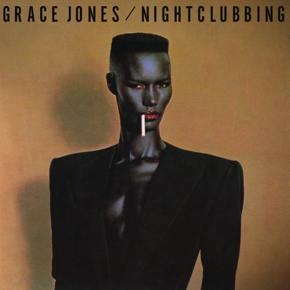 Η [[#Grace Jones [Γκρέις Τζόουνς]#]] στο εξώφυλλο του μουσικού άλμπουμ Nightclubbing (1981), φωτογραφημένη από τον [[#Jean-Paul Goude [Ζαν-Πωλ Γκουντ]#]] με ανδρικό κοστούμι Armani και τσιγάρο στα χείλη. Η εικόνα παίζει με τα όρια του βιολογικού φύλου και της κοινωνικής έμφυλης ταυτότητας, αμφισβητώντας την υποτιθέμενη φυσικότητα της αντιστοιχίας ανάμεσα στο φύλο και την εξωτερική εμφάνιση.