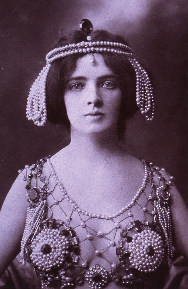 Η Maud Allan [Μωντ Άλλαν] με το κοστούμι της από την παράσταση&nbsp;The Vision of Salome&nbsp;[Το όραμα της Σαλώμης] (περ. 1908). Η καναδικής καταγωγής χορεύτρια σκανδάλισε την εδουαρδιανή Βρετανία με τη σχεδόν γυμνή εμφάνισή της, ενσαρκώνοντας μέσω του χορού τις αισθητιστικές αρχές της αισθησιακής ομορφιάς και της αυτονομίας του σώματος ως εκφραστικού μέσου. Πηγή: Foulsham &amp; Banfield / National Portrait Gallery (x5154).