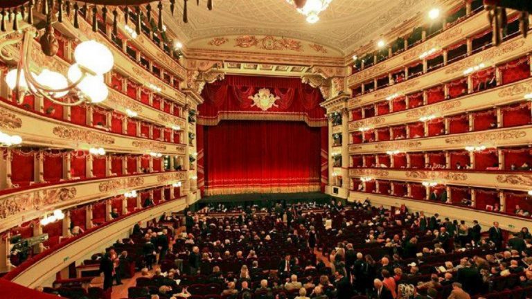 Η πλατεία, η σκηνή και η αυλαία του [[#Teatro alla Scala#]] του Μιλάνου.