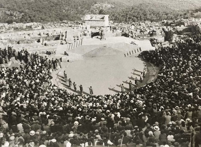 Το αρχαίο θέατρο των Δελφών σε αρμονική ένταξη με το δελφικό τοπίο, σε στιγμιότυπο από την παράσταση Προμηθέας Δεσμώτης του [[#Αισχύλου [Aeschylus]#]], κατά τις Β' Δελφικές Εορτές, (1930). 