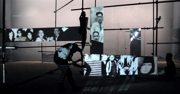 Υβριδική παράσταση-εγκατάσταση της Τζένη Αργυρίου, Memorandum - Ένας μηχανισμός υπόμνησης (2014), Φεστιβάλ Αθηνών Επιδαύρου (Πειραιώς 260).