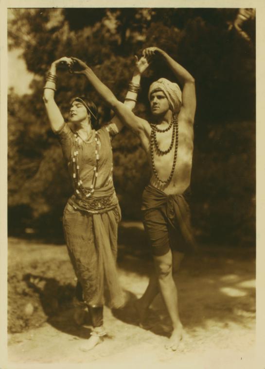Ruth St. Denis [Ρουθ Σαιντ Ντένις] και Ted Shawn [Τεντ Σων] σε υπαίθρια πόζα, 1915, έτος ίδρυσης της σχολής Denishawn [Ντενισόν] (Denishawn Collection, Jerome Robbins Dance Division, The New York Public Library for the Performing Arts, DEN_0369V). Η εικόνα αποδίδει τα γνωρίσματα του πρώιμου αμερικανικού μοντέρνου χορού: γυμνά πόδια, τουρμπάνι, χάνδρες και ανατολίζουσα ενδυματολογία, χορευτικό ζεύγος στο ύπαιθρο αντί του σκηνικού «κάδρου» του κλασικού μπαλέτου.
