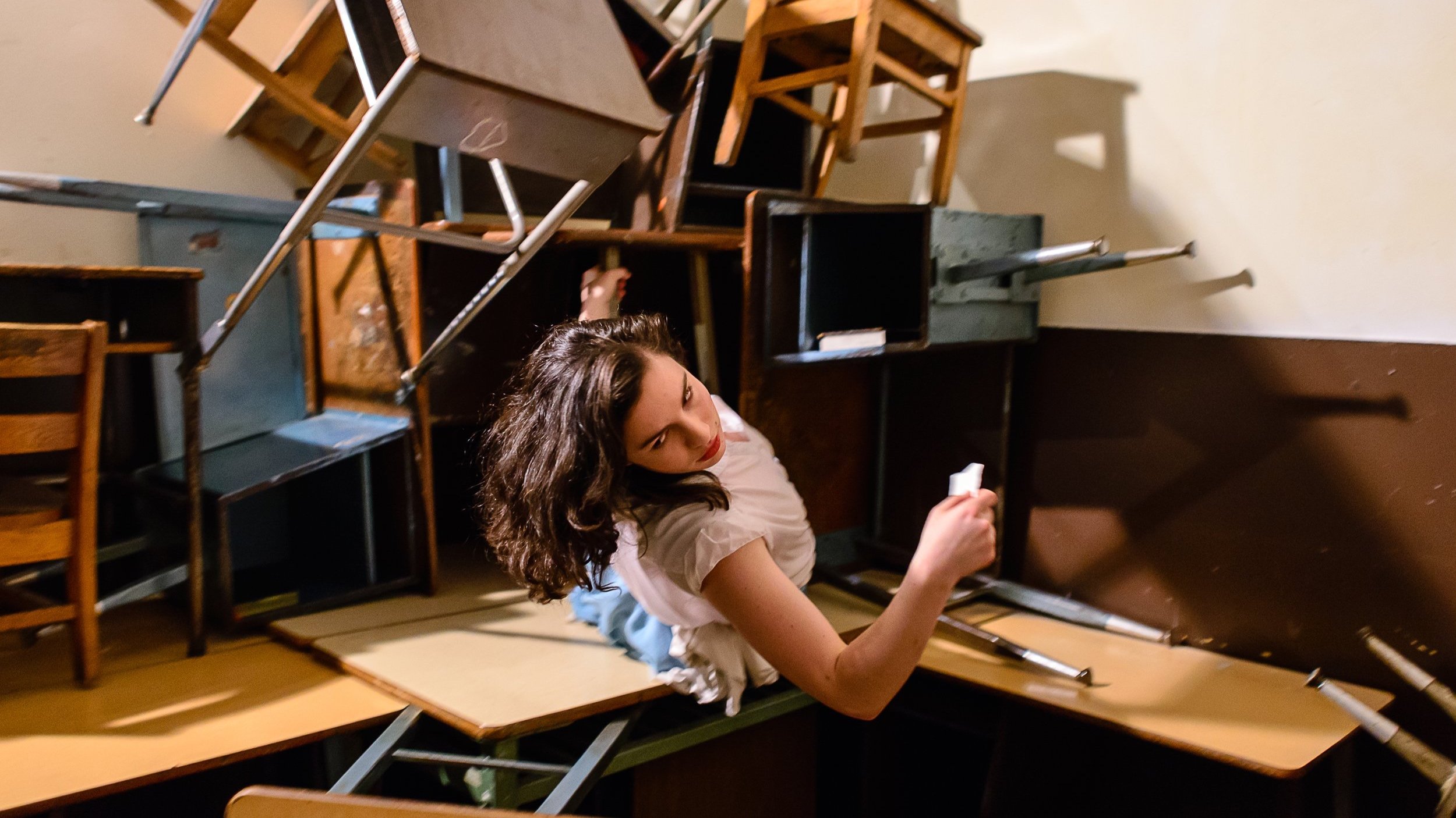 Then She Fell [Και τότε έπεσε], στιγμιότυπο εμβυθιστικής παράστασης του θιάσου Third Rail Projects (Νέα Υόρκη, 2012-2020), ελεύθερα εμπνευσμένης από τα κείμενα και τη βιογραφία του [[#Lewis Carroll [Λούις Κάρρολ]#]]. Η παράσταση υποδεχόταν έως δεκαπέντε θεατές/θεάτριες ανά βραδιά, οι οποίοι/οι οποίες περιπλανιόνταν χωριστά στους χώρους ενός πρώην νοσοκομείου, συχνά συναντώντας κατ’ ιδίαν έναν/μία επιτελεστή/επιτελέστρια. Η περιορισμένη κλίμακα και η εξατομικευμένη συνάντηση θεατή και επιτελεστή διαμορφώνουν μια ιδιαίτερη εκδοχή της εμβυθιστικής παράστασης, στην οποία η ατομική εμπειρία και η άμεση διαπροσωπική επαφή αποτελούν βασικούς μηχανισμούς της δραματουργίας.