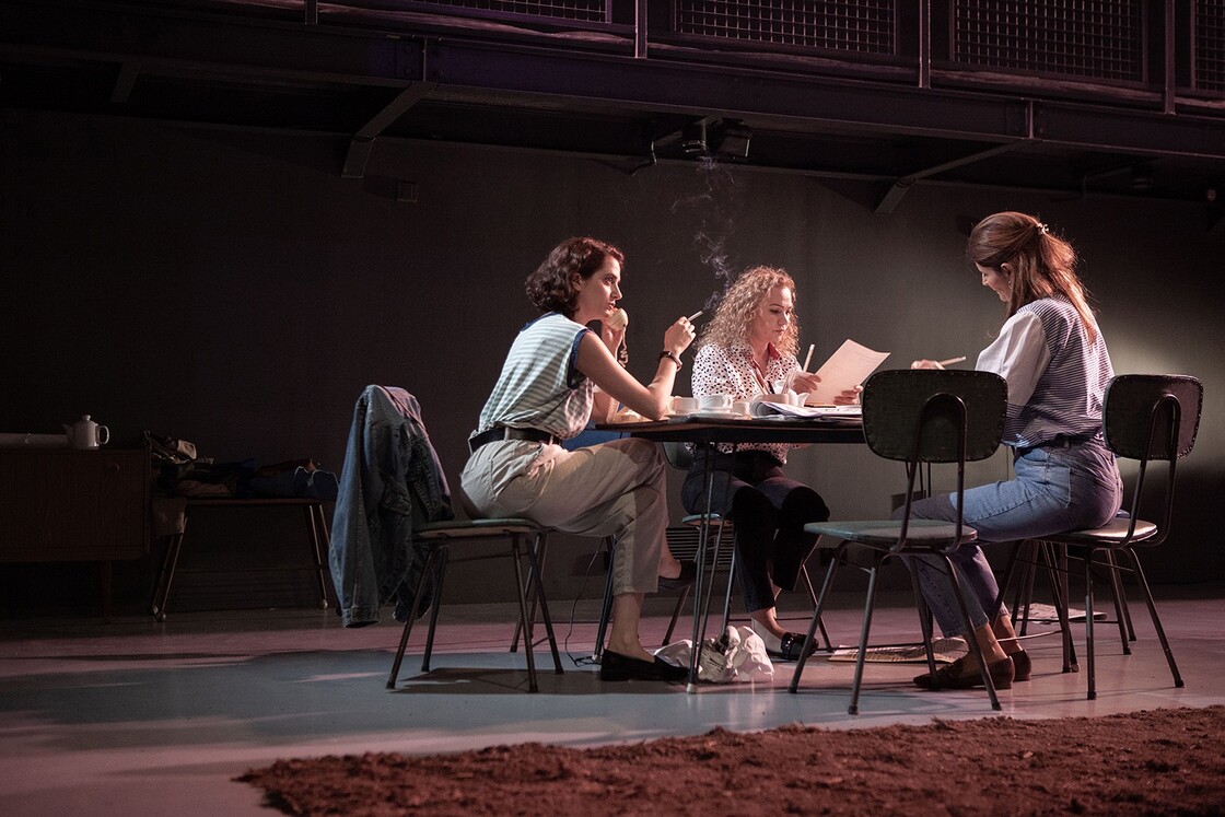 Σκηνή από την κυπριακή παράσταση αυτολεξεί θεάτρου Οι γυναίκες επιστρέφουν της [[#Μαγδαλένας Ζήρα#]] και της [[#Νέδης Αντωνιάδη#]], η οποία παρουσιάστηκε στο Φεστιβάλ Αθηνών-Επιδαύρου το 2023.Φωτογραφία: [[#Σωκράτης Σωκράτους#]]