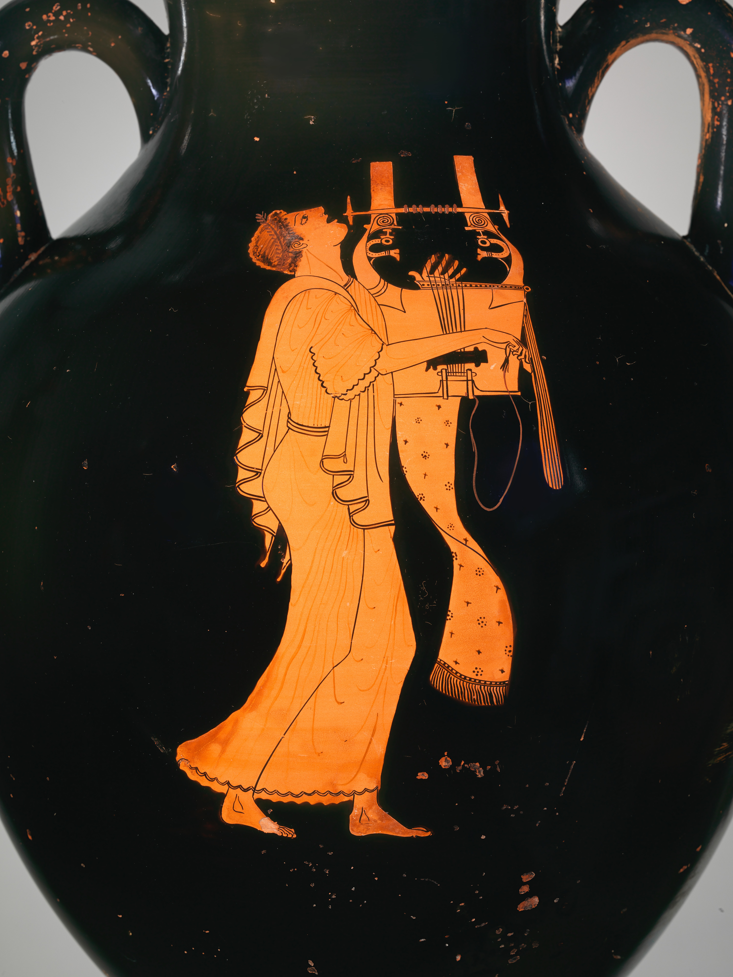 Κιθαρωδός. Ερυθρόμορφος αμφορέας του [[#Ζωγράφου του Βερολίνου [Berlin Painter]#]], περίπου 490 π.Χ., Νέα Υόρκη, Μητροπολιτικό Μουσείο (αρ. 56.171.38).&nbsp;