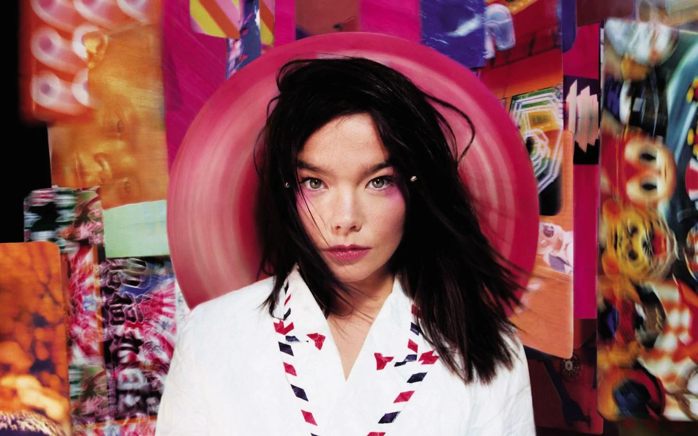 Η Ισλανδή τραγουδίστρια Björk [Μπγιορκ], εξώφυλλο του άλμπουμ Post (1995). Την ίδια περίοδο η καλλιτέχνιδα έγινε στόχος εμμονικού θαυμαστή, ο οποίος της απέστειλε παγιδευμένο με οξύ δέμα και στη συνέχεια αυτοκτόνησε βιντεοσκοπώντας την πράξη. Το τραγικό αυτό περιστατικό καταδεικνύει την ακραία, εγκληματική απόληξη του βεντετισμού, όταν η λατρεία του ειδώλου εκτρέπεται σε εμμονική δίωξη [stalking].