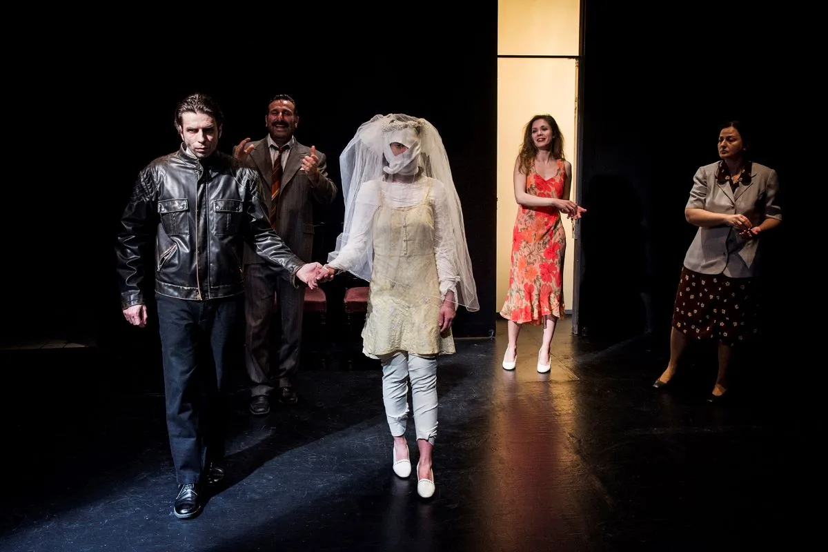 Στιγμιότυπο από την παράσταση Ο Γάμος του Μάριου Ποντίκα σε σκηνοθεσία της Ελένης Σκότη, Θέατρο επί Κολωνώ, 2022. Το έργο ασκεί κριτική στο φαινόμενο της κοινωνικής και οικογενειακής βίας απέναντι στο γυναικείο φύλο. 