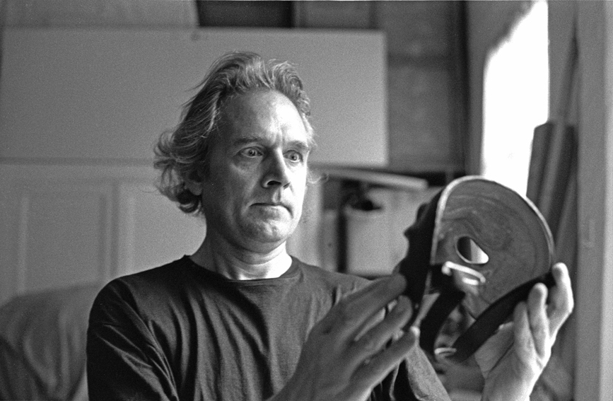 Ο ελβετός γλύπτης προσωπίδων Erhard Stiefel [Ερχαρντ Στίφελ / Εράρ Στιφέλ] (1940-2026) στο εργαστήριό του, επί εξήντα χρόνια συνεργάτης της Ariane Mnouchkine [Αριάν Μνουσκίν] και του Théâtre du Soleil [Θεάτρου του Ήλιου] στην Cartoucherie [Καρτουσερί]. Η έρευνά του στις μεγάλες παραδόσεις της προσωπίδας (ελληνική, ιταλική, ιαπωνική, μπαλινέζικη) τροφοδότησε την ανανέωση της σκηνικής της χρήσης στο δυτικό θέατρο. Φωτογραφία: Sfogato, 1999 (Wikimedia Commons).