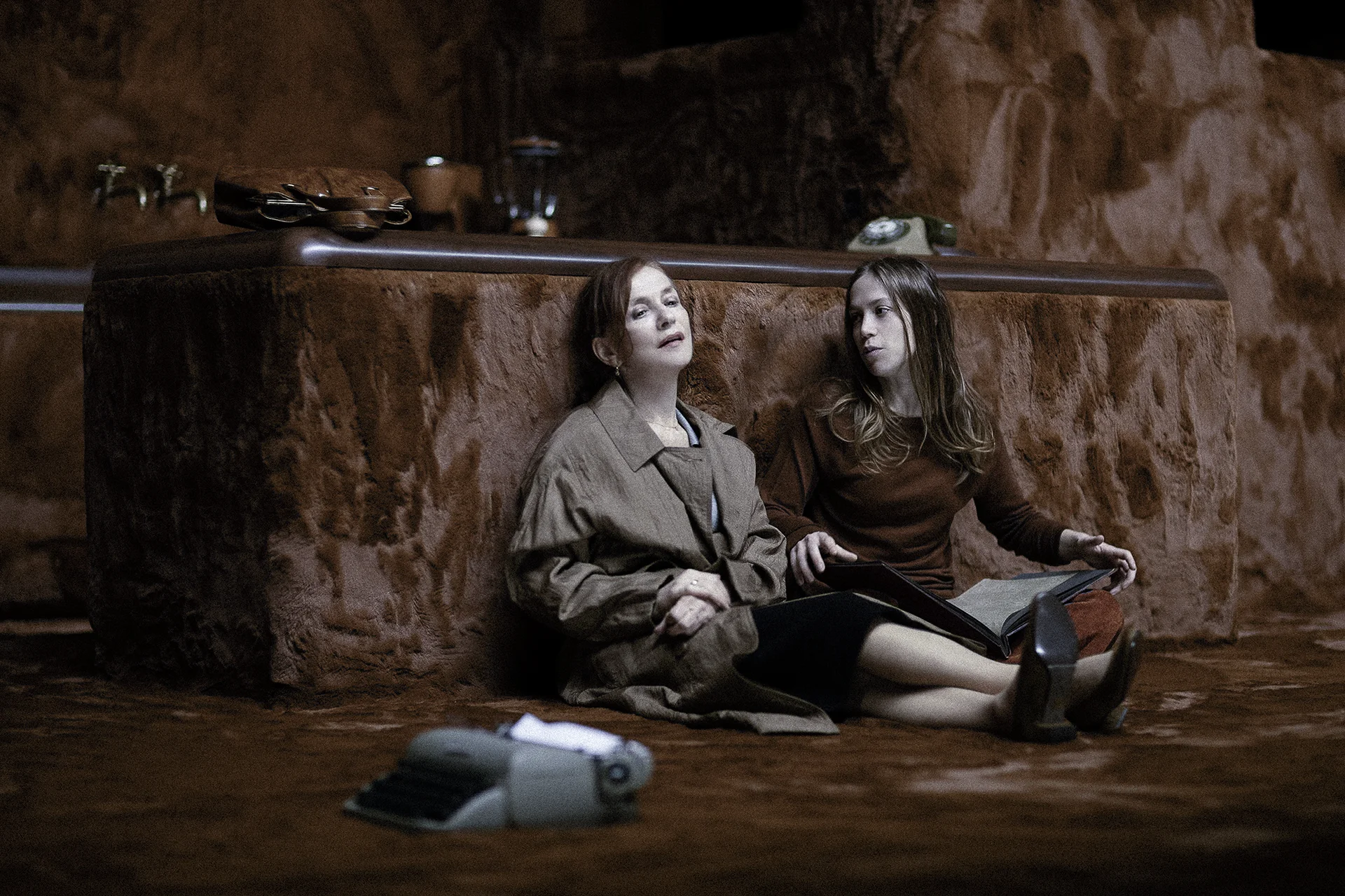 Στιγμιότυπο από την παράσταση Ο γυάλινος κόσμος [Glass Menagerie, 1944] του T. Williams σε σκηνοθεσία του Ivo van Hove, Στέγη Ιδρύματος Ωνάση, 2021. Στο έργο, ο κόσμος της σκληρής πραγματικότητας συμπλέκεται με την εύθραστη ομορφιά της φαντασίας και του ονείρου.