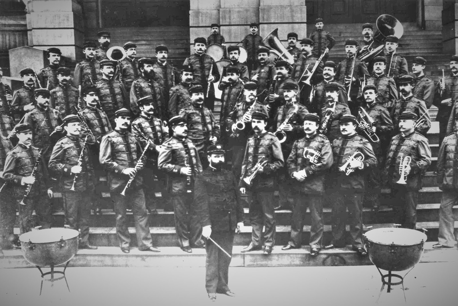 Η [[#Sousa Band [Μπάντα Σούζα]#]] υπό τη μουσική διεύθυνση του [[#John Philip Sousa [Τζων Φίλιπ Σούζα]#]] κατά τη διάρκεια του ετήσιου St. Louis Exposition (1893). Πηγή: Paul E. Bierley Papers.