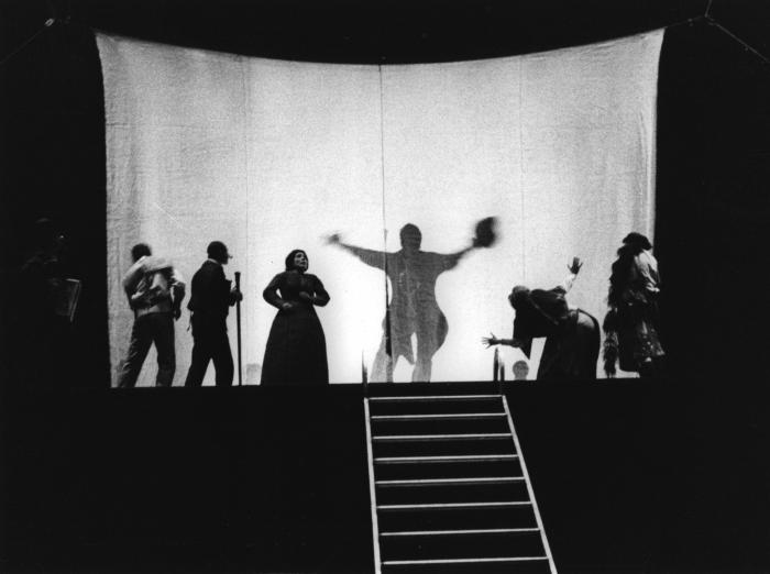 Στιγμιότυπο από την παράσταση Οι γίγαντες του βουνού [I giganti della montagna] του Luigi Pirandello με έντονο το στοιχείο της μεταθεατρικότητας, σε σκηνοθεσία [[#Giorgio Strehler [Τζώρτζιο Στρέλερ]#]]. Piccolo Teatro di Milano (1966-1967). 