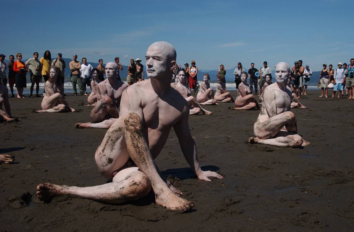 Στιγμιότυπο παράστασης Μπούτο [butoh] με τους [[#Barbara Bourget [Μπάρμπαρα Μπουρτζέ]#]] και [[#Jay Hirabayashi [Τζέι Χιραμπαγιάσι]#]]&nbsp;στην παραλία Wreck στον Καναδά (2021). 