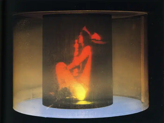 [[#Salvador Dalí [Σαλβαδόρ Νταλί]#]], First Cylindric Chromo-Hologram Portrait of Alice Cooper's Brain [Πρώτο Κυλινδρικό Χρωμο-Ολογραφικό Πορτραίτο του Εγκεφάλου του Άλις Κούπερ], 1973, Teatre-Museu Dalí [Θέατρο-Μουσείο Νταλί], Figueres [Φιγκέρες]. Ο [[#Alice Cooper [Άλις Κούπερ]#]], εμβληματική φιγούρα του σοκ-ρόκ [shock rock] και πρόδρομος της σκηνικής αισθητικής της χέβυ μέταλ, απεικονίστηκε ολογραφικά καθισμένος σταυροπόδι με διαμαντικά Harry Winston, κρατώντας μικρογραφία της Αφροδίτης της Μήλου ως μικρόφωνο, με φόντο γύψινο εγκέφαλο καλυμμένο από ζωντανά μυρμήγκια. Η συνάντηση του σουρεαλισμού με τη θεατρικότητα της μουσικής σκηνής της δεκαετίας του 1970 συνιστά πρώιμη καλλιτεχνική νομιμοποίηση της οπτικής γλώσσας που επρόκειτο να διαμορφώσει την εικονογραφία του χέβυ μέταλ.