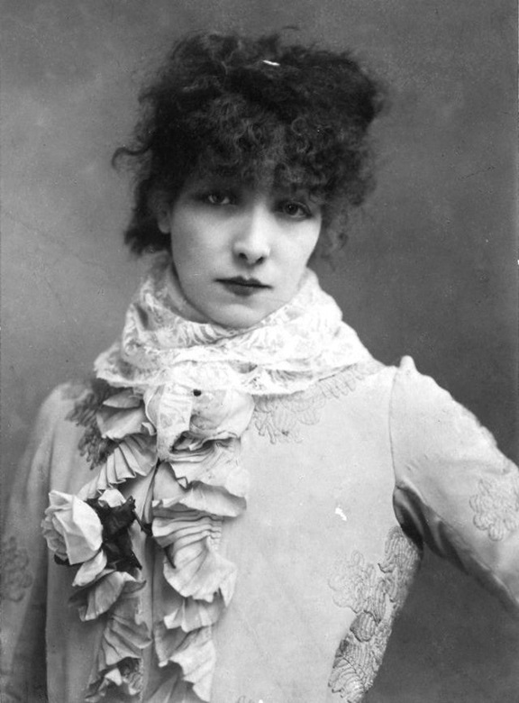 Sarah Bernhardt, το απόλυτο ιερό τέρας: για εκείνη επινοήθηκε ο όρος. Κοιμόταν σε φέρετρο για να κατανοήσει τους τραγικούς ρόλους και ήταν η πρώτη παγκόσμια σούπερσταρ που επέβαλλε τους δικούς της κανόνες στη σκηνή και στη ζωή. Φωτογραφία του Paul Nadar [Πωλ Ναντάρ].