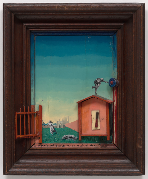 Max Ernst [Μαξ Ερνστ], Deux enfants sont menacés par un rossignol [Δύο παιδιά απειλούνται από ένα αηδόνι] (1924), λάδι, ξύλινα στοιχεία και επικολλημένο έντυπο χαρτί σε ξύλο με ξύλινο πλαίσιο, Museum of Modern Art, Νέα Υόρκη. Ο Ernst προσάρτησε στον ζωγραφισμένο ονειρικό τόπο μια ξύλινη αυλόπορτα, τμήματα παιδικού σπιτιού και ένα πόμολο, με αφετηρία παιδική παραίσθηση που τον στοίχειωνε. Το έργο, της χρονιάς ίδρυσης του σουρεαλισμού, εγκαινιάζει την εικονιστική κατεύθυνση του κινήματος, όπου παράλογες σκηνές αποδίδονται με ρεαλιστική ακρίβεια και προκαλούν ανοικείωση.