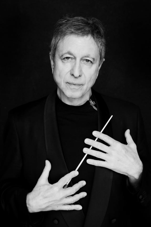 Ο αρχιμουσικός [[#Λουκάς Καρυτινός#]], καλλιτεχνικός διευθυντής της [[#Κρατικής Ορχήστρας Αθηνών#]].