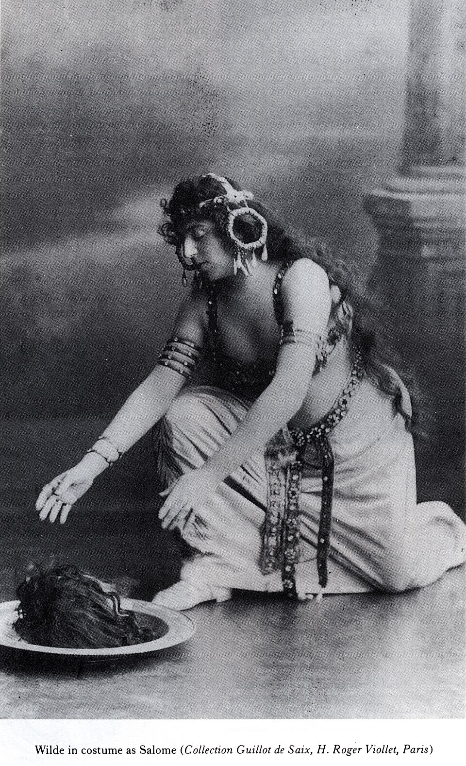 Η Alice Guszalewicz [Άλις Γκουσαλέβιτς] στον ρόλο της Σαλώμης, στην όπερα&nbsp;Salome&nbsp;[Σαλώμη] του Richard Strauss [Ρίχαρντ Στράους] (περ. 1910). Η φωτογραφία αυτή ταυτοποιήθηκε εσφαλμένα από τον βιογράφο Richard Ellmann [Ρίτσαρντ Έλμαν] στη βιογραφία του Oscar Wilde [Όσκαρ Ουάιλντ] (1987) ως απεικόνιση «του Wilde με το κοστούμι της Σαλώμης», σφάλμα που διορθώθηκε μόλις το 2000. Η&nbsp;Salome&nbsp;του Strauss, βασισμένη στο ομότιτλο έργο του Wilde, αποτελεί σημείο σύγκλισης αισθητισμού και μουσικού εξπρεσιονισμού.