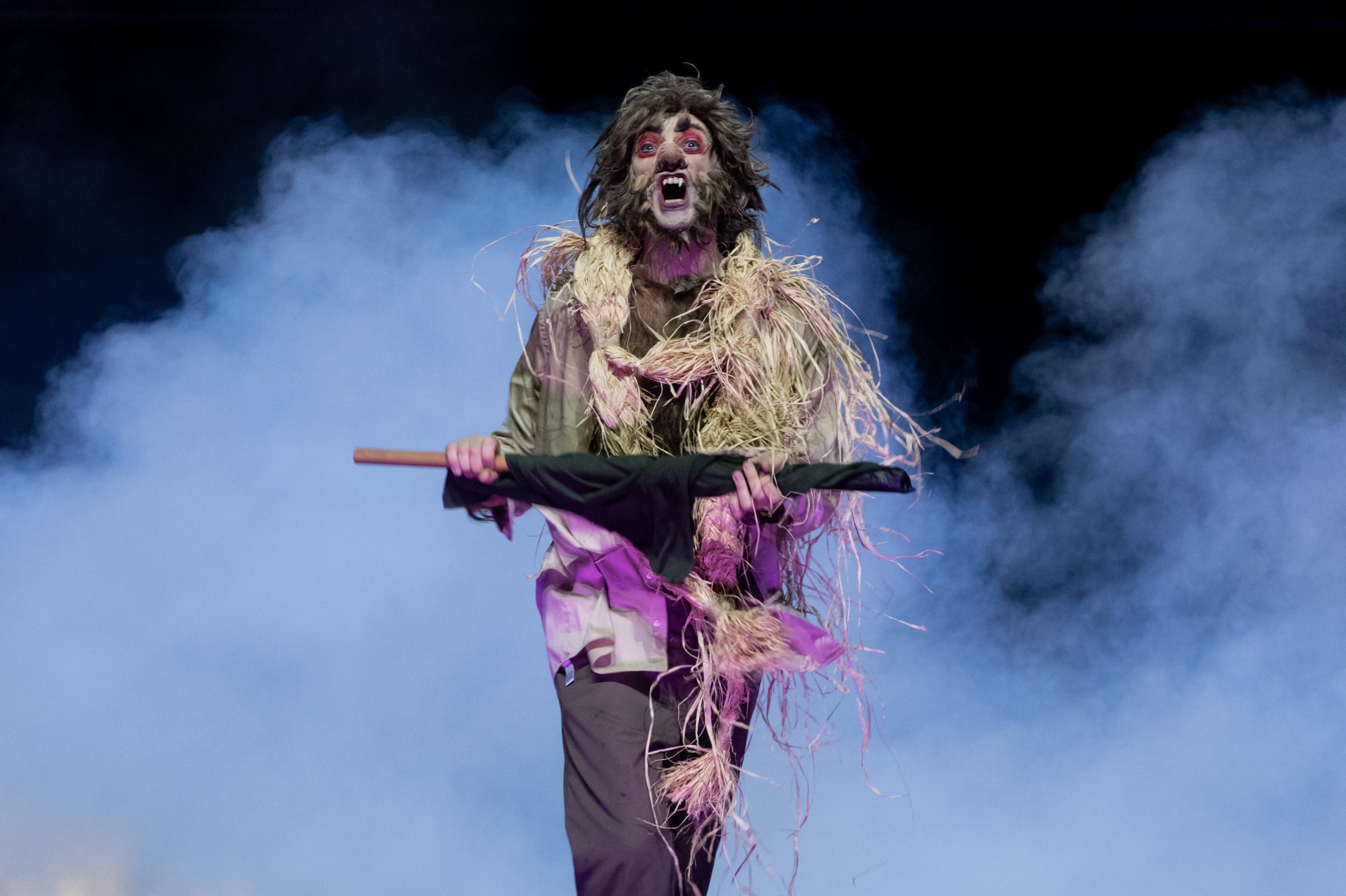 Στιγμιότυπο από την παράσταση του Ευριπίδη Λασκαρίδη – Osmosis, Lapis Lazuli, Στέγη Ιδρύματος Ωνάση (2024).