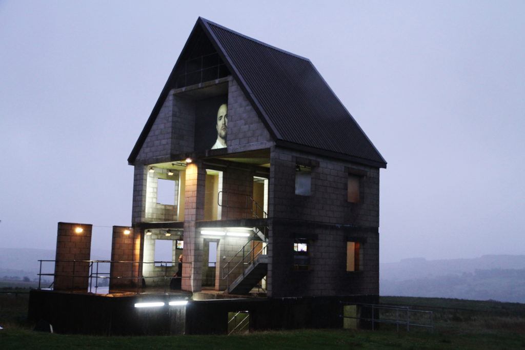 Η χωροθέτηση της τοποσυναφούς παράστασης Πέρσες&nbsp;(472 π.Χ.) που ανέβηκε από το [[#National Theatre Wales [Εθνικό Θέατρο της Ουαλίας]#]] το 2010.&nbsp;Η παράσταση ήταν βασισμένη στο έργο του [[#Αισχύλου [Aeschylus]#]] και παρουσιάστηκε στο Brecon Beacons, έναν στημένο ψεύτικο οικισμό που χρησιμοποιείται από τον στρατό ως βάση εκπαίδευσης, σε σκηνοθεσία του&nbsp;Mike Pearson και&nbsp;σκηνογραφία του [[#Mike Brooks [Μάικ Μπρουκς]#]].