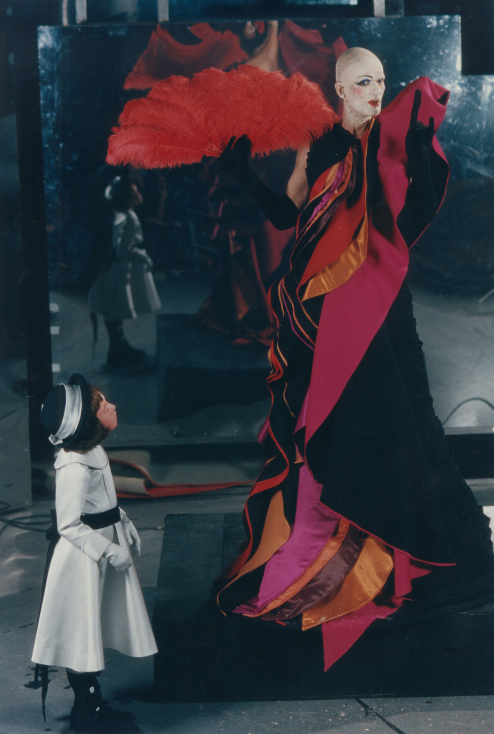 Στιγμιότυπο από την παράσταση Έξι πρόσωπα ζητούν συγγραφέα του Luigi Pirandello, σε σκηνοθεσία [[#Δημήτρη Μαυρίκιου#]], Εθνικό Θέατρο [National Theatre of Greece]: Νέα Σκηνή, (2003).