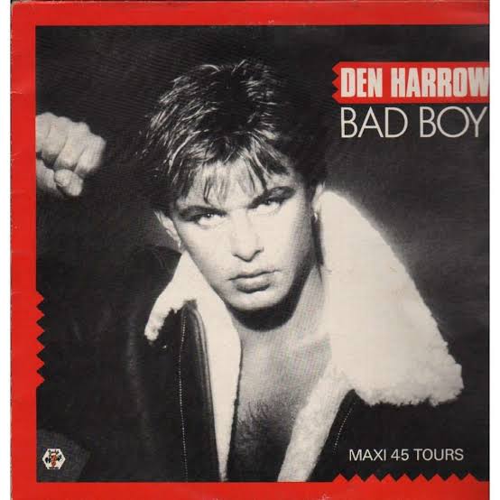 Den Harrow, "Bad Boy" (1985). Χειλικός συγχρονισμός στην ιταλική δισκογραφία: το πρόσωπο του σχήματος, το μοντέλο Stefano Zandri [Στέφανο Τζάντρι], συγχρονίζει τα χείλη του με προηχογραφημένη φωνή, ενώ τα φωνητικά του στούντιο ανήκουν στον Αμερικανό Tom Hooker [Τομ Χούκερ]. Το τραγούδι έφτασε στο νούμερο 3 των ιταλικών charts.