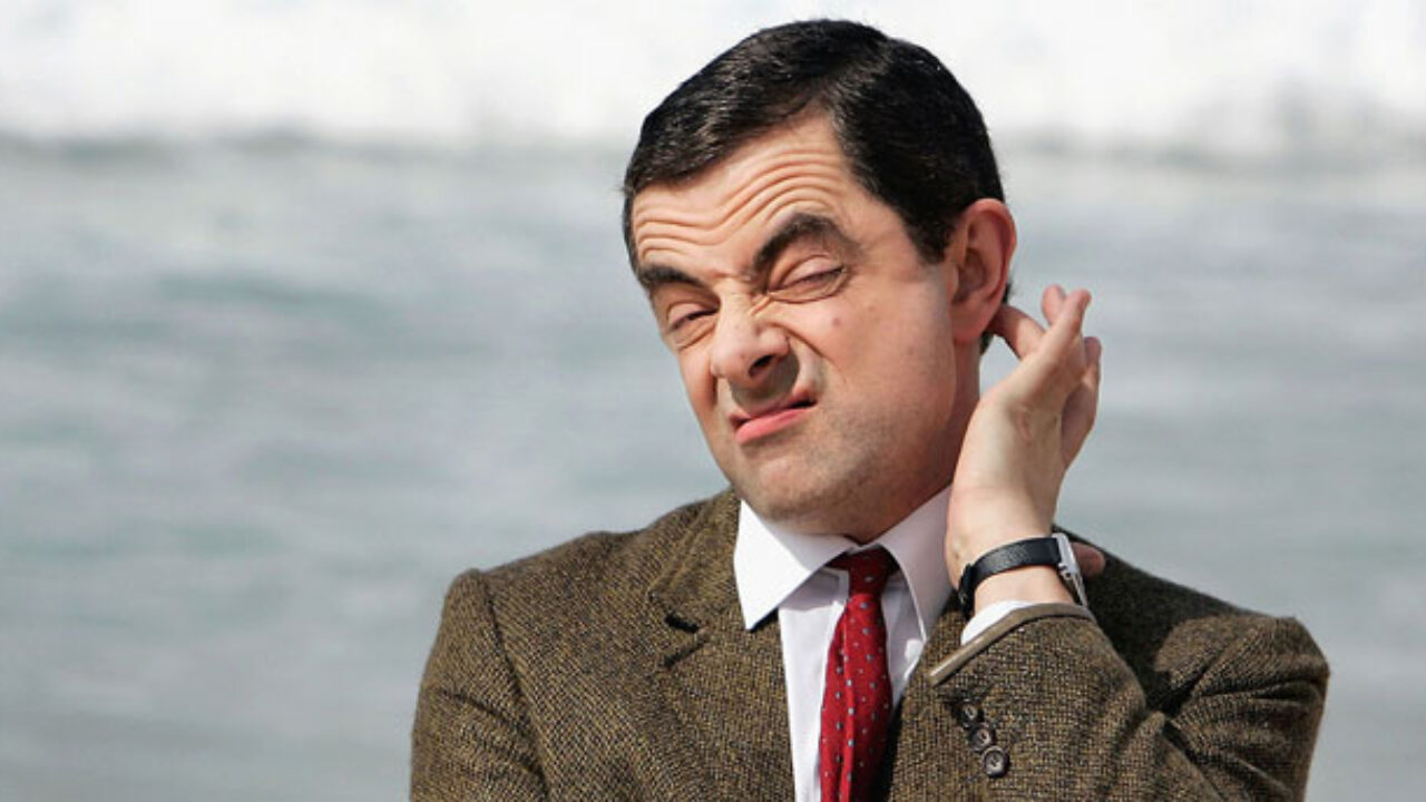 Ο [[#Rowan Atkinson [Ρόουαν Άτκινσον]#]] ως Mr. Bean: η ερμηνευτική μανιέρα του Βρετανού ηθοποιού, σχεδόν εξ ολοκλήρου σωματική [physical comedy], βασίζεται σε ένα τυποποιημένο ρεπερτόριο κινησιολογικών σημάτων: το τέντωμα του λαιμού, το σήκωμα του φρυδιού, οι ελαστικές γκριμάτσες αμηχανίας και το ιδιόρρυθμο περπάτημα, στοιχεία που κατέστησαν τον χαρακτήρα παγκοσμίως αναγνωρίσιμο χωρίς τη μεσολάβηση του λόγου.