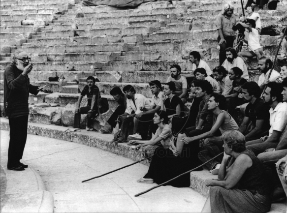 Θέατρο συνόλου: στιγμιότυπο με τον Κάρολο Κουν και τον θίασο του Θεάτρου Τέχνης κατά τη διάρκεια δοκιμής για την Ορέστεια του [[#Αισχύλου [Aeschylus]#]]. Θέατρο Τέχνης, Αρχαίο Θέατρο Επιδαύρου, 1980. 