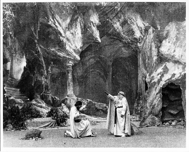 Σκηνή από ιστορική παράσταση του Parsifal [Πάρσιφαλ] (1882) του Richard Wagner, χαρακτηριστικού έργου της βαγκνερικής σύλληψης του ολοτεχνήματος, όπου μουσική, σκηνικό και δραματικός λόγος συγκροτούν ενιαία καλλιτεχνική ολότητα.