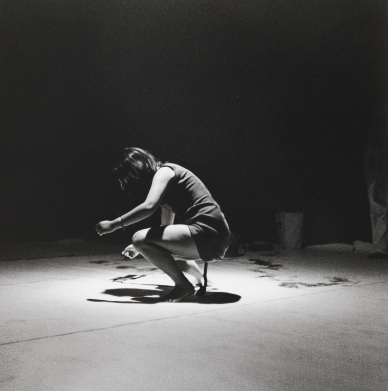 Στιγμιότυπο από την επιτέλεση της Σιγκέκο Κουμπότα,&nbsp;Vagina Painting, 1965,&nbsp;Perpetual Fluxfest, Cinematheque, Νέα Υόρκη.