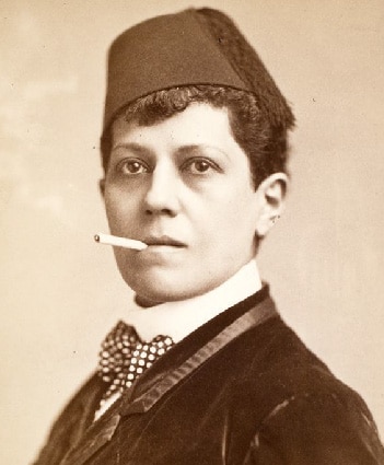 Η [[#Ella Wesner [Έλλα Ουέσνερ]#]] (1841-1917), μιμήτρια ανδρών της αμερικανικής βωντβίλ σκηνής. Εμφανιζόταν με ανδρικό κοστούμι σε νούμερα με τραγούδι και κουπλέ, εγκαινιάζοντας στις Ηνωμένες Πολιτείες την επαγγελματική παράδοση από την οποία προήλθε ο ντραγκ-κινγκ.