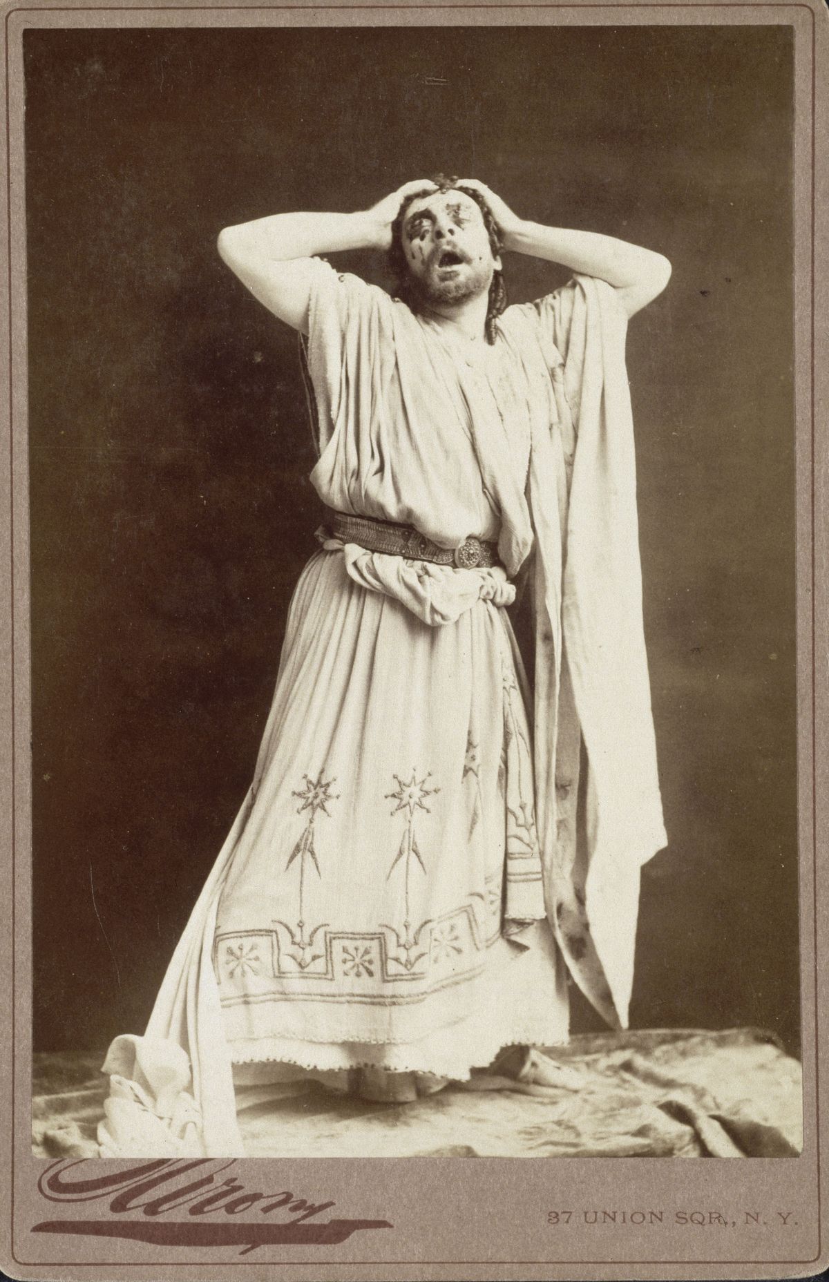 Ο [[#Mounet-Sully/Jean-Sully Mounet [Μουνέ-Συλλύ/Ζαν-Συλλύ Μουνέ]#]] (1841-1916) στον ρόλο του Οιδίποδα, στη γαλλική μεταφορά του Οιδίποδος Τυράννου του [[#Σοφοκλή [Sophocles]#]] από τον [[#Jules Lacroix [Ζυλ Λακρουά]#]] ([[#Comédie-Française [Εθνικό Θέατρο της Γαλλίας]#]], α΄ παράσταση: 1881): ο εμβληματικός μονόλογος του τυφλωμένου Οιδίποδα αποτέλεσε το αποκορύφωμα της ερμηνείας του τραγωδού, τον οποίο ο [[#Jean Cocteau [Ζαν Κοκτώ]#]] χαρακτήρισε «ιερό τέρας» [monstre sacré] του γαλλικού θεάτρου. Φωτογραφία: [[#Napoléon Sarony [Ναπολέων&nbsp;Σαρονύ]#]], 1894. Musée d'Orsay, Παρίσι. © GrandPalaisRmn (musée d'Orsay) / Hervé Lewandowski.