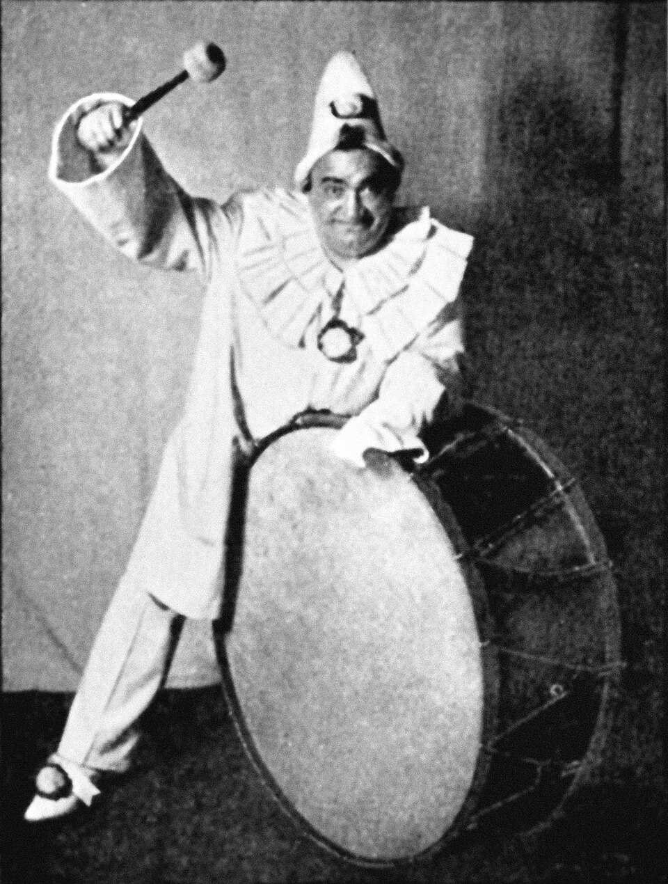 Ο Enrico Caruso [Ενρίκο Καρούζο] ως Canio [Κάνιο] στους Παλιάτσους του Ruggero Leoncavallo: φωτογραφία του Herman Mishkin [Χέρμαν Μίσκιν], από το λεύκωμα The Victrola Book of the Opera (1917). Ο ρόλος του απατημένου κλόουν, με την περίφημη άρια «Vesti la giubba» [Φόρεσε το κοστούμι], αποτελεί εμβληματικό δείγμα του βερισμού, όπου το ωμό, σπαρακτικό πάθος κυριαρχεί στη σκηνή.