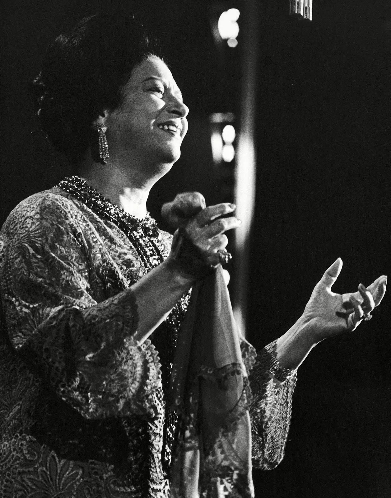 Η [[#Ουμ Κουλθούμ [Umm Kulthūm]#]] (περ. 1898-1975), η «Κάουκαμπ αλ-Σαρκ» [Kawkab al-Sharq / Αστέρι της Ανατολής], υπήρξε η σημαντικότερη φωνή του αραβικού κόσμου. Θυγατέρα ιμάμη από το χωριό Ταμάι αλ-Ζαχάιρα του Δέλτα, εκπαιδεύτηκε στην απαγγελία του Κορανίου και μετέφερε στο κοσμικό τραγούδι την τεχνική του ταρτίλ και του ταράμπ, της εκστατικής μέθεξης ερμηνεύτριας και ακροατηρίου. Η φωνή της, τεράστιας έκτασης και σπάνιας αντοχής, στηριζόταν στον αυτοσχεδιαστικό στολισμό των μακάμ και στην επανάληψη ενός στίχου με διαρκώς μεταβαλλόμενη ένταση, ώστε μια στροφή να διαρκεί ώρες. Οι ζωντανές συναυλίες της κάθε πρώτη Πέμπτη του μήνα μεταδίδονταν ραδιοφωνικά σε ολόκληρη τη Μέση Ανατολή και ερήμωναν τους δρόμους.