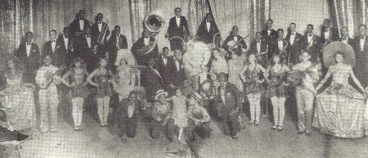 Φωτογραφία του πολυμελούς θιάσου των Whitman Sisters (1928). Υπό τη διεύθυνση της Mabel Whitman, το σχήμα συνδύαζε τραγούδι, χορό, κωμικά νούμερα και μουσική, καθιερώνοντας μια σπάνια γυναικεία επιχειρηματική παρουσία στο αφροαμερικανικό βωντβίλ.