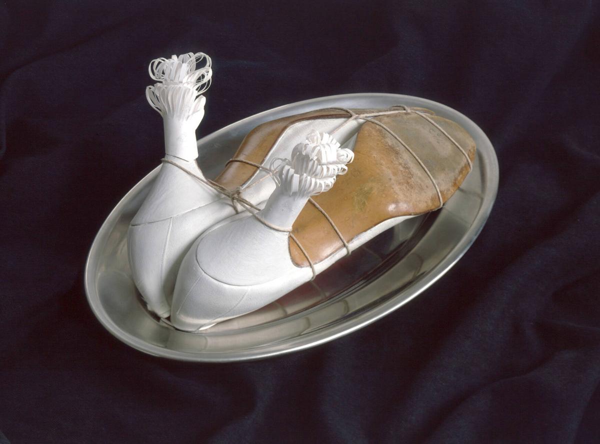 Meret Oppenheim [Μέρετ Όπενχαϊμ], Ma gouvernante – My Nurse – Mein Kindermädchen [Η γκουβερνάντα μου] (1936, αντίτυπο 1967), μέταλλο, υποδήματα, σπάγκος και χαρτί, Moderna Museet, Στοκχόλμη. Η Oppenheim «σερβίρει» σε μεταλλικό δίσκο ένα ζευγάρι λευκές γόβες δεμένες με σπάγκο και στολισμένες με χάρτινες φούντες, σαν ψητό πουλερικό. Το έργο αποτελεί χαρακτηριστικό σουρεαλιστικό αντικείμενο [objet surréaliste], που συναρμόζει καθημερινά αντικείμενα ώστε να αναδύσουν φετιχιστικές συνδηλώσεις και να σχολιάσουν την επιβολή έμφυλων ρόλων· αποτυπώνει τη θέση του σουρεαλισμού απέναντι στη σεξουαλικότητα και το ασυνείδητο υπό την επίδραση της ψυχανάλυσης.