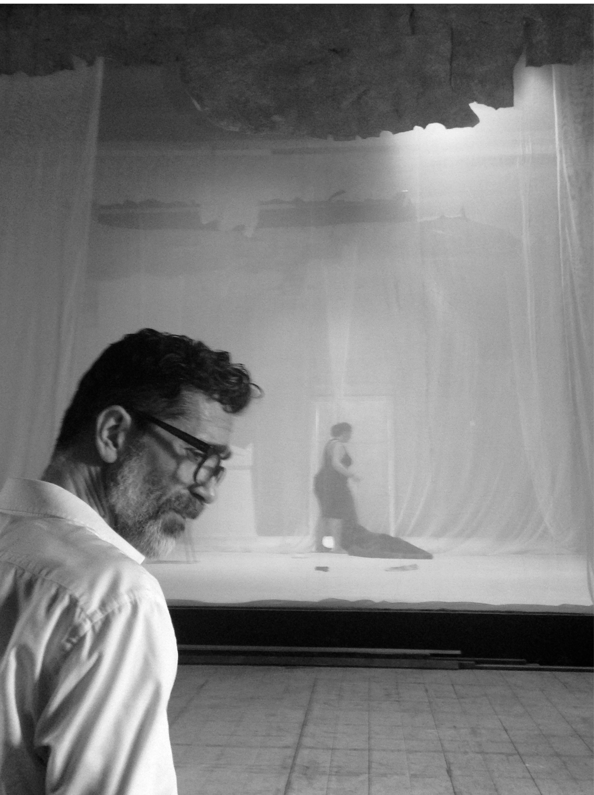 Ο σκηνοθέτης [[#Romeo Castellucci [Ρομέο Καστελλούτσι]#]] και η ηθοποιός  [[#Marika Pugliatti [Μαρίκα Πουλιάττι]#]] κατά τη διάρκεια των δοκιμών για την παραγωγή&nbsp;Ορέστεια (μια οργανική κωμωδία;)&nbsp;[Orestea (una commedia organica?)], Ιούλιος 2015.