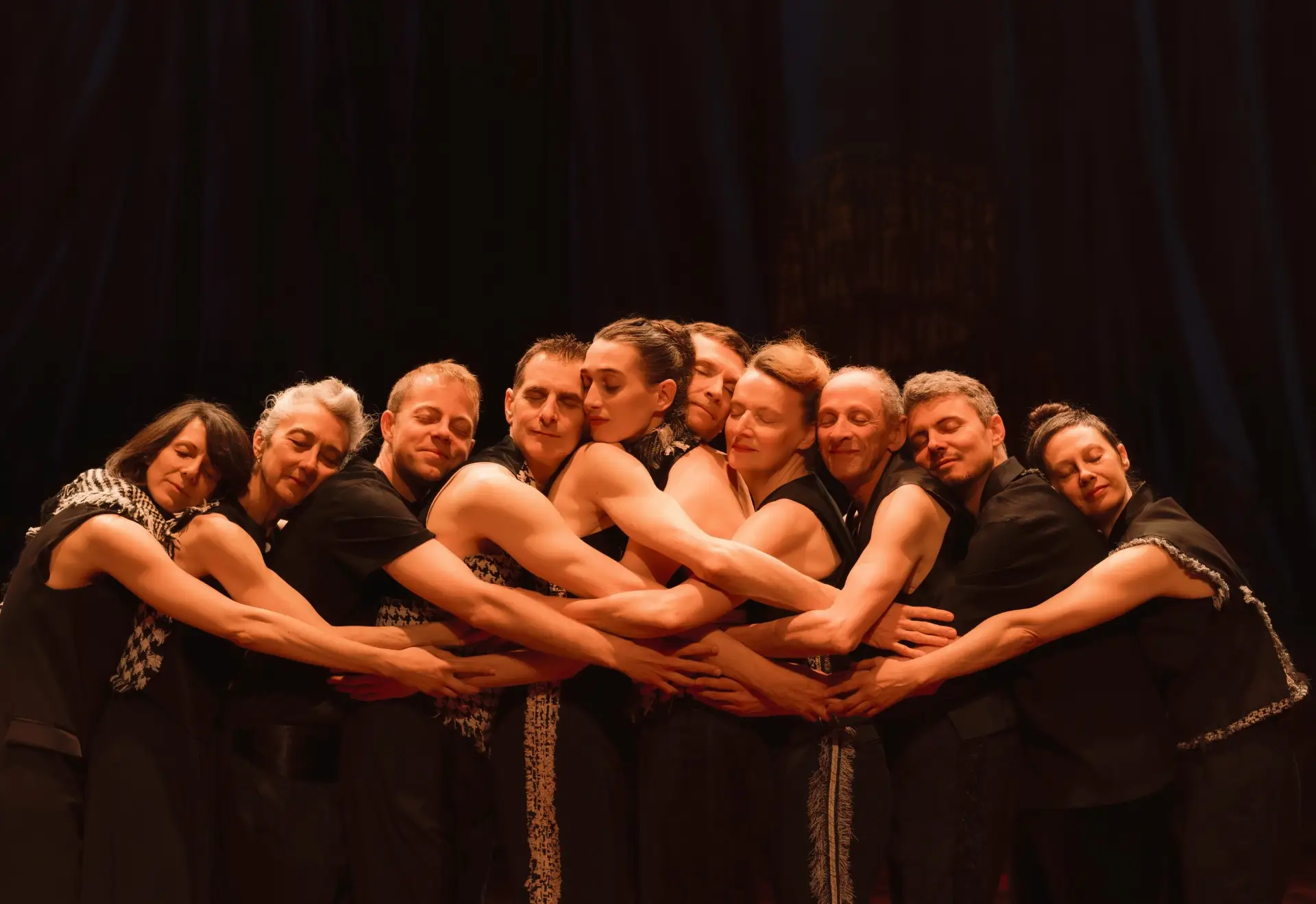 Στιγμιότυπο από την παράσταση Entre-Temps του Philippe Decouflé, Biennale de Lyon, Maison de la danse (2025). 