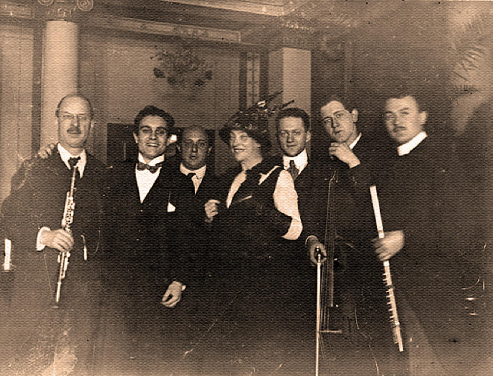 Ο Arnold Schoenberg (τρίτος από αριστερά) με την Albertine Zehme [Αλμπερτίνε Τσέμε] (στο κέντρο) και το σύνολο μετά την πρεμιέρα του Pierrot lunaire [Ο φεγγαρίσιος Πιερρότος], op. 21, στην αίθουσα Choralion του Βερολίνου, 16 Οκτωβρίου 1912. Χρειάστηκαν σαράντα δοκιμές έ ως ότου ο συνθέτης θεωρήσει ότι η εκφορά του απαγγελτικού τραγουδιού ανταποκρινόταν στις προθέσεις του.