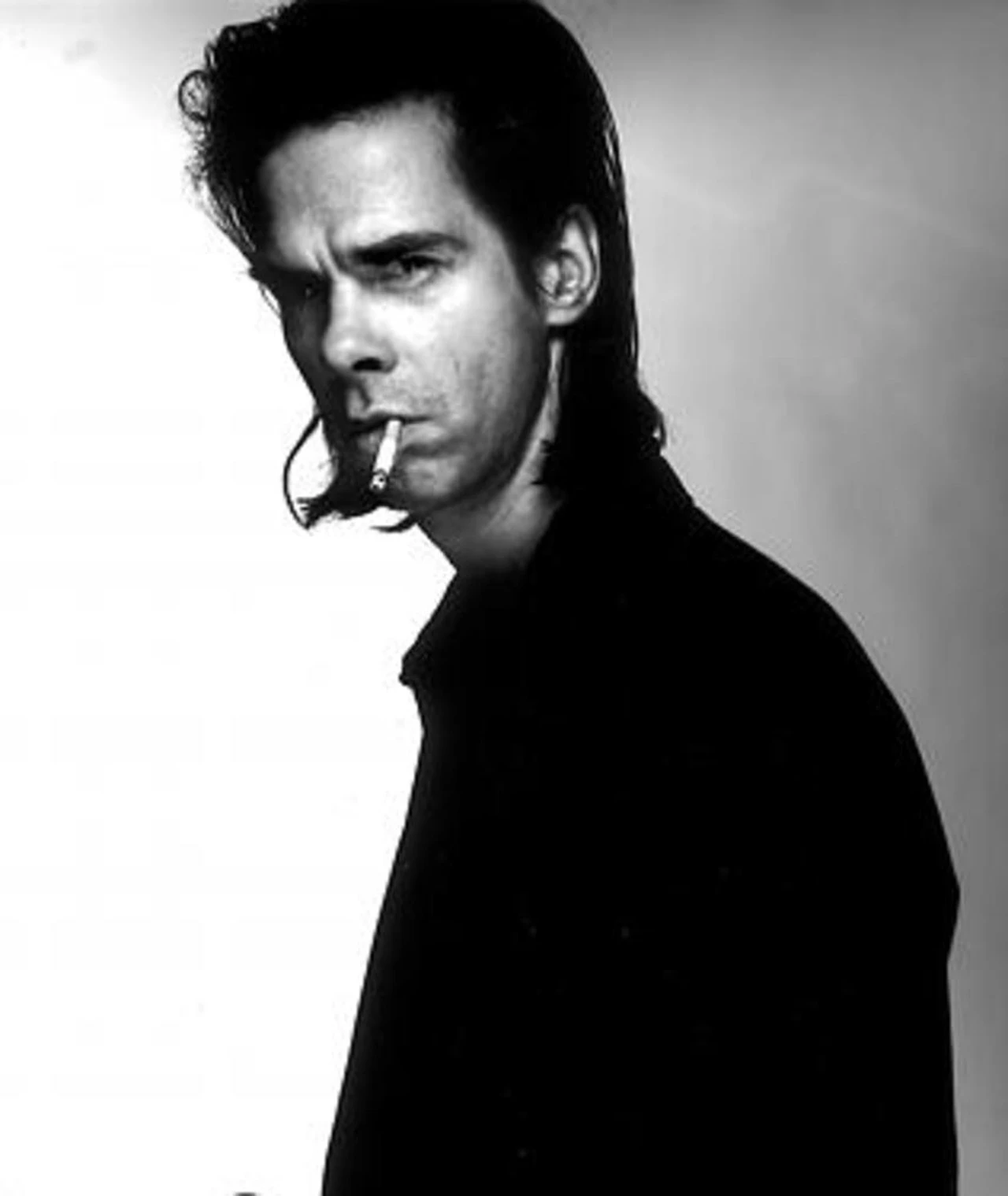 [[#Nick Cave [Νικ Κέιβ]#]] (γεν. 1957), Αυστραλός τραγουδοποιός, συνθέτης, ηθοποιός και σεναριογράφος, ηγέτης του συγκροτήματος [[#Nick Cave and the Bad Seeds#]]. Επονομαζόμενος «σκοτεινός πρίγκιπας» του ροκ για τη χαρακτηριστική βαθύφωνη, σπηλαιώδη χροιά της φωνής του και τη γοτθική, υπαρξιακή θεματολογία του έργου του, ο Cave διαμόρφωσε ένα προσωπικό ιδίωμα που συνδυάζει το post-punk με στοιχεία blues, gospel και αφηγηματικής μπαλάντας, αξιοποιώντας τη φωνή του ως όχημα τελετουργικής εξομολόγησης και βιβλικής ρητορικής έντασης.