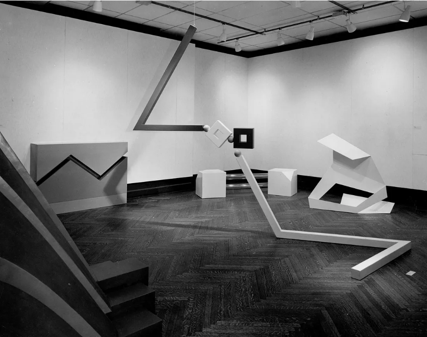 Άποψη της έκθεσης&nbsp;Primary Structures: Younger American and British Sculptors, 1966, Εβραϊκό Μουσείο, Νέα Υόρκη. 