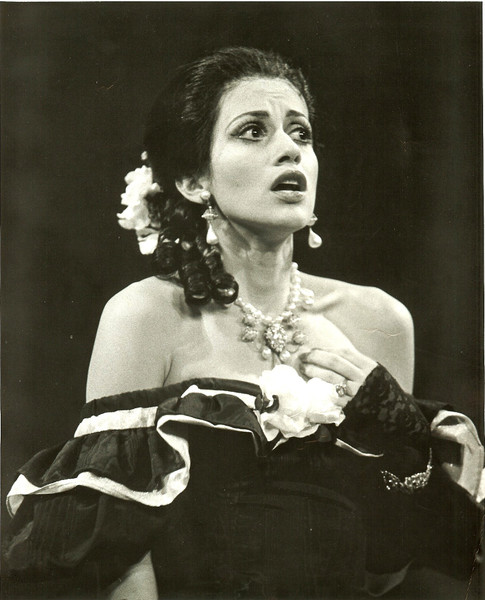 Η Ελληνίδα υψίφωνος [[#Τζένη Δριβάλα [Jenny Drivala]#]] ως Βιολέττα Βαλερύ στην Τραβιάτα [La Traviata] του Giuseppe Verdi [Τζουζέππε Βέρντι]. Με τη λυρική ευλυγισία και τη δραματική της εκφραστικότητα, η Δριβάλα διακρίθηκε διεθνώς τόσο για τη δεξιοτεχνική κολορατούρα όσο και το βαθύ τραγικό βάθος των ερμηνειών της.