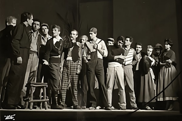 Το Παραμύθι χωρίς όνομα (1959) του Ιάκωβου Καμπανέλλη, από τον θίασο Βασίλη Διαμαντόπουλου - Μαρίας Αλκαίου (Νέο Θέατρο), σε σκηνοθεσία Βασίλη Διαμαντόπουλου, σκηνικά και κοστούμια Γιώργου Βακαλό [Georges Vakalo] και μουσική Μάνου Χατζιδάκι [Manos Hadjidakis]. Εμπνευσμένο από το ομώνυμο διήγημα της Πηνελόπης Δέλτα, το έργο αξιοποιεί το παραμυθιακό πλαίσιο ως αλληγορία για την ελληνική πραγματικότητα, συγκαταλεγόμενο στα σημαντικότερα δείγματα του νεοελληνικού παραμυθοδράματος.