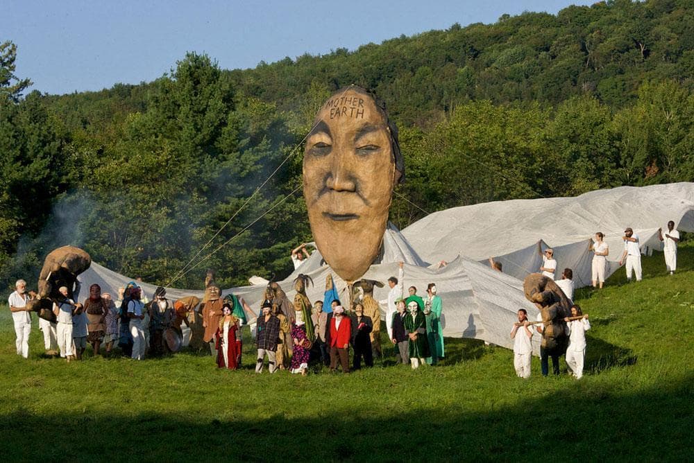 Εικ. 5. Πομπή του Bread and Puppet Theater στο Vermont (Πηγή: Mark Dannenhauer)